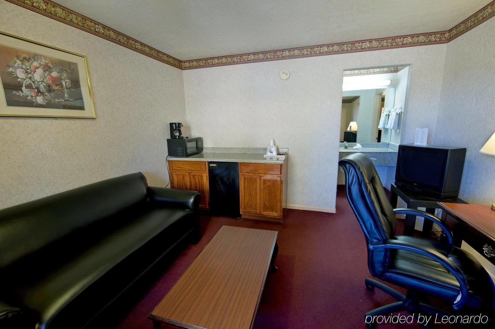 Americas Best Value Inn And Suites Houston/Northwest Brookhollow Exterior photo